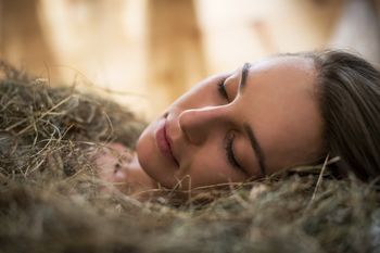 Ab ins Heu! Die Südtiroler Badlkultur bringt Erholung für den Geist und heilsame Effekte für den Körper.