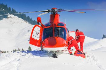 Hat sich auf der Piste ein schwerer Unfall ereignet, kommt die Bergrettung zur Hilfe.