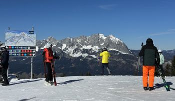 Das tolle Panorama auf den Wilden Kaiser gibt's beim Skifahren in St. Johann gratis dazu.