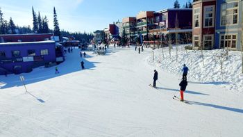 Auf Skiern direkt in den Ort hinein: Das ist im Silver Star Village kein Problem.