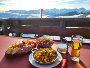 Südtiroler Spezialitäten warten auf der Sonnenterrasse der Ochsenalm im Jochtal.