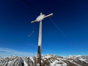 Toller Foto-Point: Das Gipfelkreuz am Gitschberg direkt neben der Panorama-Plattform.
