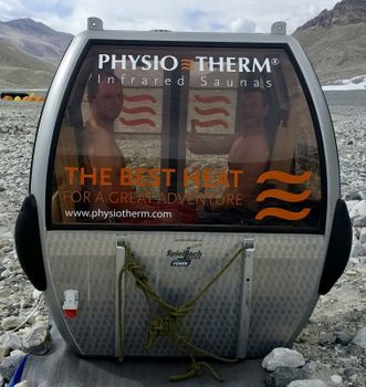 Die Extremsportler erwartet seit April eine Infrarotkabine mit LED-Beleuchtung und duftendem Tiroler Zirbenholz am Base Camp.