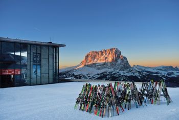 Skifahren zum Sonnenaufgang ist in Gröden an drei Tagen die Woche möglich.