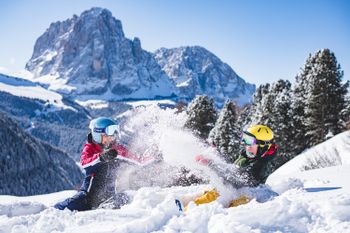 Familien können im Frühjahr bei Unterkunft, Skipass, Verleih und Skikurs ordentlich sparen.
