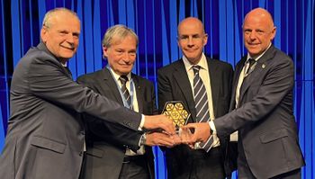 FIS-Präsident Johan Eliasch übergab den Südtirolern die Ausrichter-Trophäe.