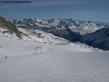 In Sölden hast du am Tiefenbachgletscher eine herrliche Aussicht auf die Berge des Ötztals