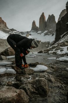 Aktivkohle im Filter nimmt schädliche Stoffe auf. Übrig bleibt gefiltertes Trinkwasser.