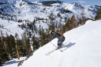 Freerider sollten auf jeden Fall einen Rucksack mit Lawinenausrüstung dabei haben.