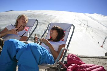 Das Skigebiet von Les 2 Alpes wird ab 27. Juni wieder für alle öffnen. Die Liegestühle werden dann heuer aber viel weiter auseinander stehen.