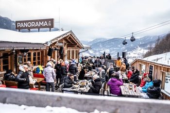 Die Panorama Alm lädt im Winter zu heißen Après-Ski-Partys und gemütlichen Skihüttenabenden ein.