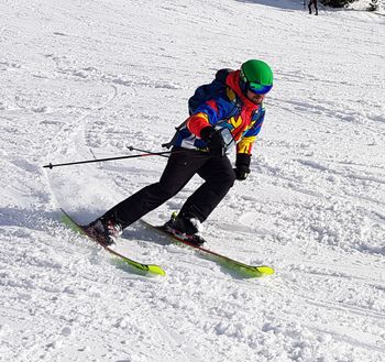 Erwachsene sollten einen Helm tragen, Kinder hingegen müssen ihn unter anderem in Italien und Teilen Österreichs aufsetzen.