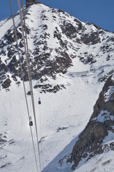 Die Seilbahn zum Pic Blanc gehört zu den höchstgelegenen der Welt. Gut zu erkennen ist auch die Steilpiste 'Tunnel' und der Tunnelausgang.