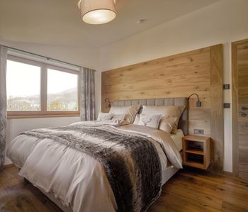 Die hochwertige Einrichtung aus einheimischem Altholz schafft in den Chalets eine gemütliche Atmosphäre.