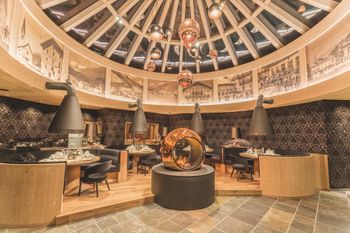 Ein Highlight des Hotels ist auf jeden Fall auch das Fondue-Restaurant unter der großen Glaskuppel.