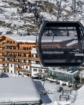 Die Gondeln ins Skigebiet starten direkt neben dem Hotel mit seiner schönen Holzfassade.