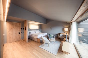 Moderne komfortable Zimmer bieten dir einen entspannten Rückzugsort.