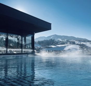 Im Rooftop-Pool hast du einen tollen Blick über Schladming.