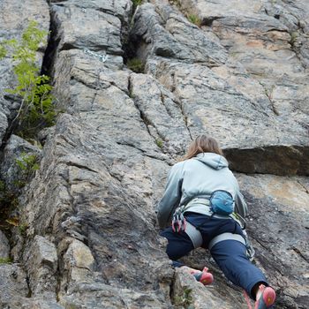 Houdini Bekleidung begleitet dich auf Outdoor-Abenteuern und im Alltag.