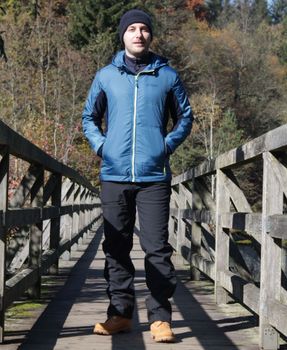 Nico trägt die Caurus Wool Jacke, den Skutvik Midlayer und die Adakit Hose.