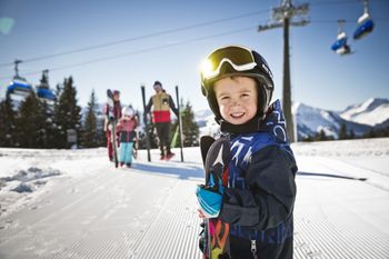Im Skicircus Saalbach Hinterglemm Leogang Fieberbrunn entdecken Kinder spielerisch den Spaß am Wintersport
