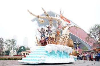 Impressionen von der Er&ouml;ffnung der neuen Skihalle Wanda Harbin in China. Im Hintergrund die futuristische Halle.