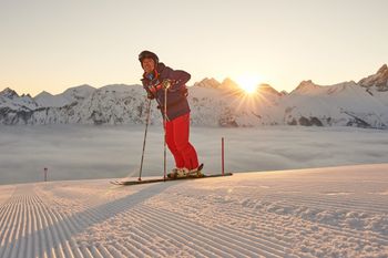Am Fellhorn genießen Skifahrer einen herrlichen Ausblick.