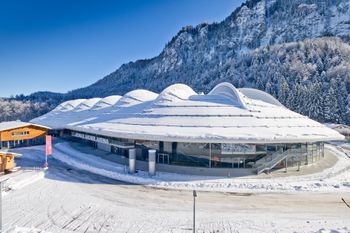 Die Max Aicher Arena mit ihrem dynamisch geformten Dach ist das wintersportliche Wahrzeichen von Inzell.