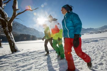 Entdecke das Winterwunderland rund um Inzell auf den zahlreichen geräumten Winterwanderwegen.