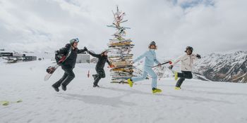 Gemeinsam auf den Berg: So macht der Skiurlaub in Ischgl noch mehr Spaß.