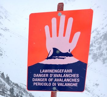 Hohe Lawinengefahr! Bitte verlasst auf keinen Fall den gesicherten Skiraum!