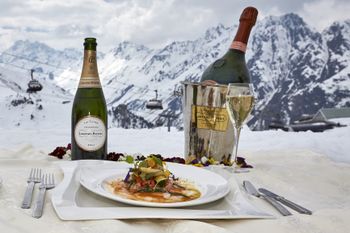 Beim 21. Sternecup der Köche zeigen die Teilnehmer ihr Können auf Skiern und in der Show-Küche.