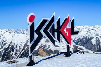 Perfekter Foto-Hotspot auch im April: Das Ischgl-Logo an der Bergstation der Pardatschgratbahn.