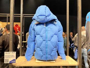 Die Wabenstruktur der Trilogy Jorasses Dyneema Down Hoodie Jacke von Millet verteilt die Daunenfüllung gleichmäßig.