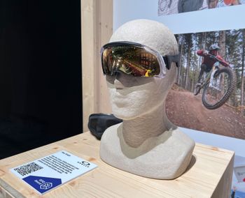 Die Oakley Flex Scape Brille kann mit Bügel oder mit Band getragen werden.