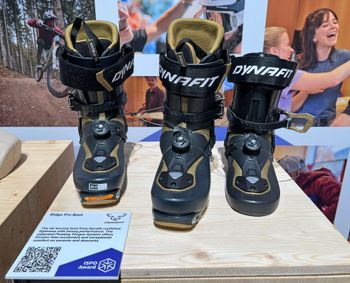 The Dynafit Ridge Pro touring ski boot with its floating tongue enables strong ascent performance.