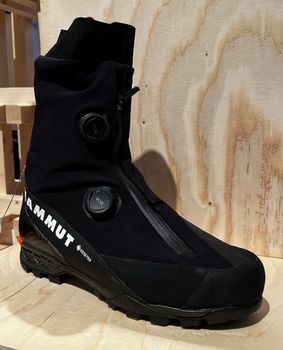 Der leichte und strapazierfähige Schuh von Mammut ist dein perfekter Begleiter für anspruchsvolle alpine Abenteuer.