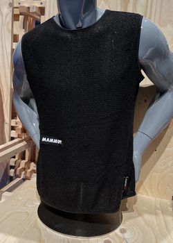 Mit der Weste von Mammut bleibst du selbst nach langen Stunden angenehm trocken und warm.