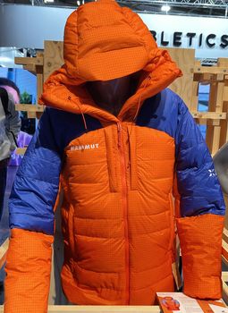 Mit der Jacke von Mammut bleibst du selbst nach langen Stunden angenehm trocken und warm.