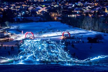 Wie Glühwürmer zieht sich der Strom der Teilnehmer den Berg hinauf.