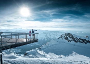 Den Ausblick auf das Bergpanorama genießen.