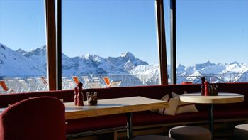 Die Sicht auf die Bergwelt des Kleinwalsertales aus der Hammerspitzbar.