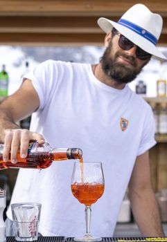 Leckere Cocktails bekommst du in der Alpina Hütte.