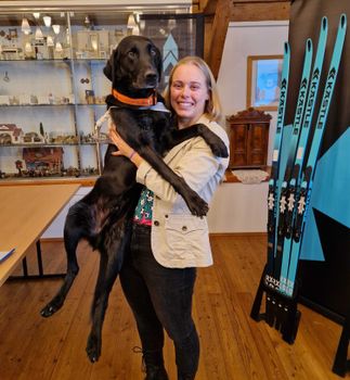 Nicht voneinander zu trennen: Carina Edlinger und ihr Blindenhund Riley.