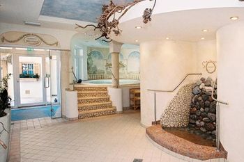 Nach einem anstrengenden Langlauftag lädt der Wellnessbereich zum Entspannen ein.