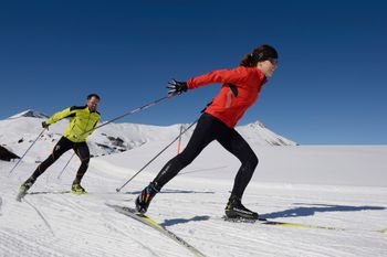 Skier, Schuhe, Stöcke und die passende Kleidung - viel mehr brauchen Langläufer nicht.