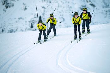 Im Chiemgau finden sich eigens für Kinder gespurte Loipen mit geringerer Schrittbreite für garantierten Langlauf-Spaß.
