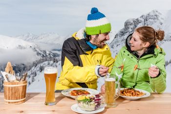 Südtiroler Spezialitäten kannst du auf den drei Hütten im Skigebiet probieren.