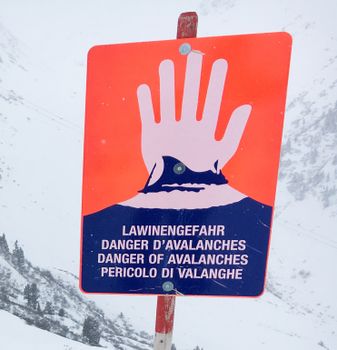 Beachtet die Lawinengefahr! Macht keine Ausflüge in den Tiefschnee!