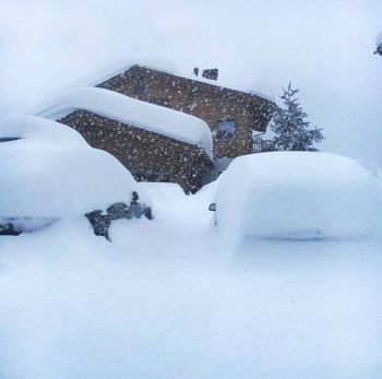 Zugeschneite Autos im italienischen Skiort Livigno in der Lombardei.